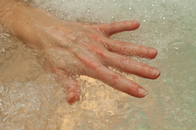 Wechselduschen bei geschwollenen Händen