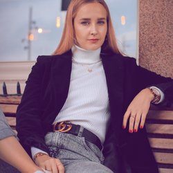 Smart Casual: Was bedeutet der Dresscode für Frauen genau?