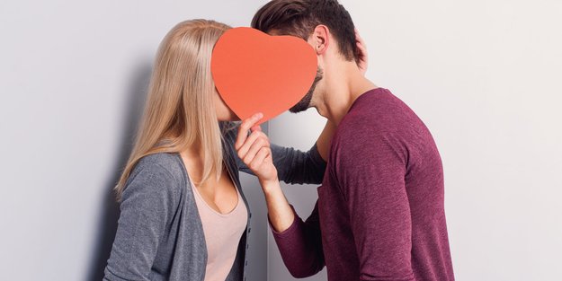 Wie Zeigt Ein Introvertierter Mann Interesse