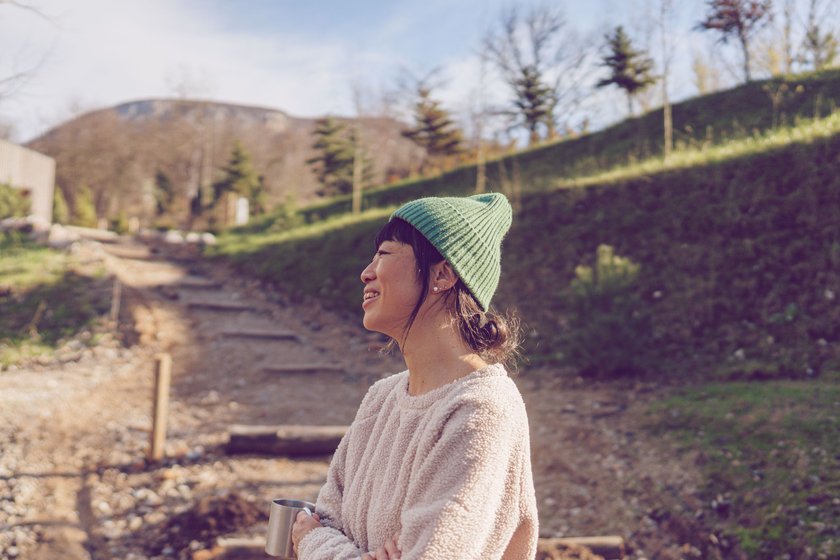 Lachende Frau in der Natur Lachende Frau in der Natur