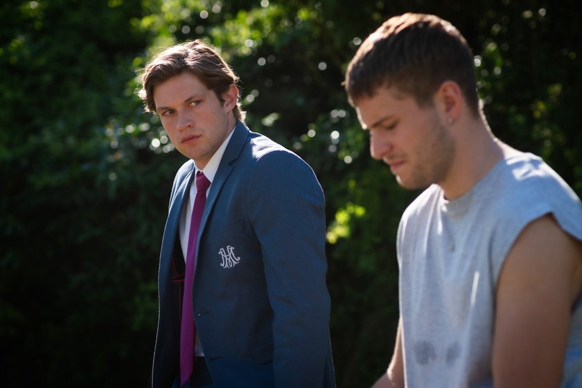 James (Damian Hardung) will sich bei Cyril (Ben Felipe) entschuldigen James (Damian Hardung) will sich bei Cyril (Ben Felipe) entschuldigen