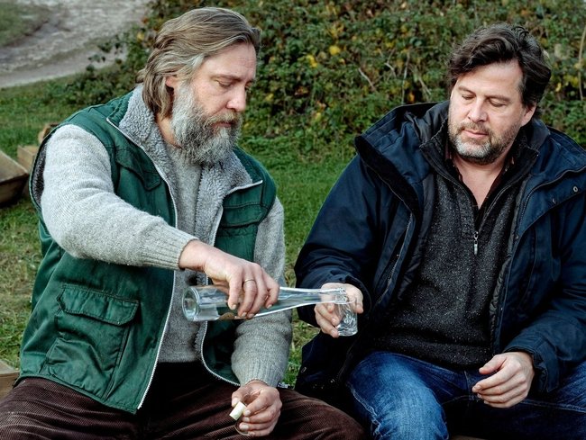 Volkmar (Nicki von Tempelhoff) stößt mit Friedemann (Hans-Jochen Wagner) an. Volkmar (Nicki von Tempelhoff) stößt mit Friedemann (Hans-Jochen Wagner) an.