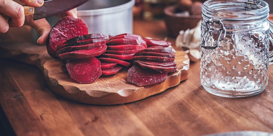 Mit diesen Hausmitteln Rote Beete Flecken einfach entfernen Mit diesen Hausmitteln Rote Beete Flecken einfach entfernen