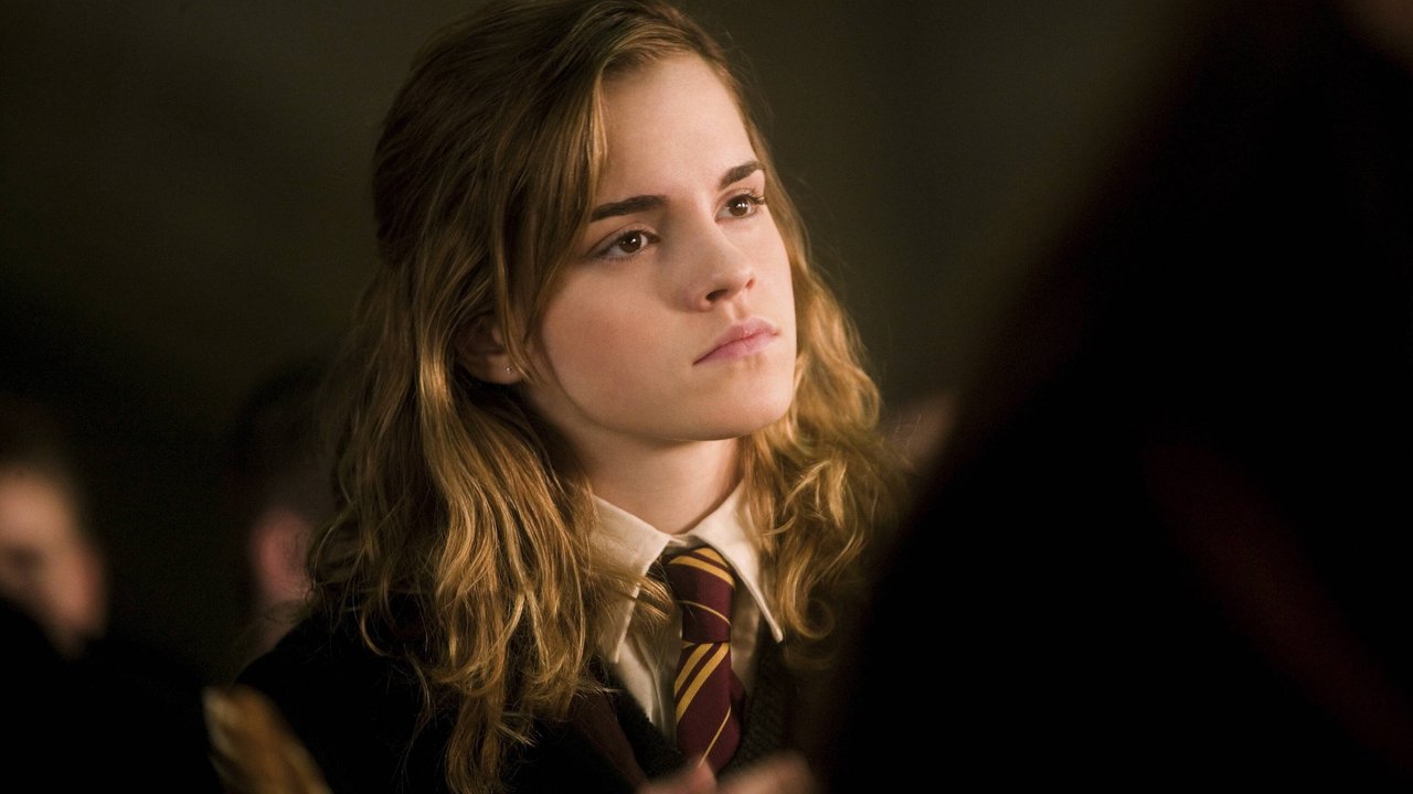 Emma Watson als Hermine Granger in ihrer Schuluniform. Emma Watson als Hermine Granger in ihrer Schuluniform.