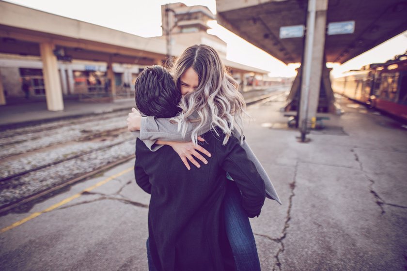 Paar umarmt sich am Bahnhof Paar umarmt sich am Bahnhof