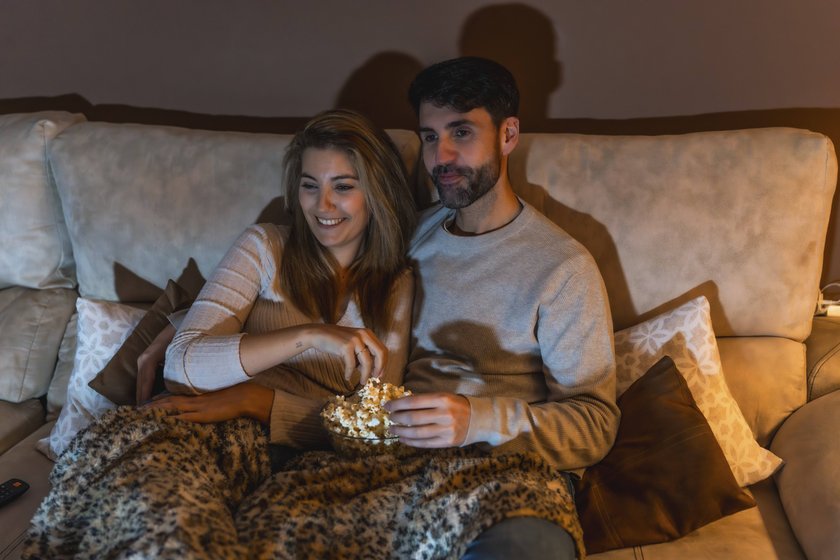 Ein junges Paar genießt einen Filmabend zu Hause. Ein junges Paar genießt einen Filmabend zu Hause.
