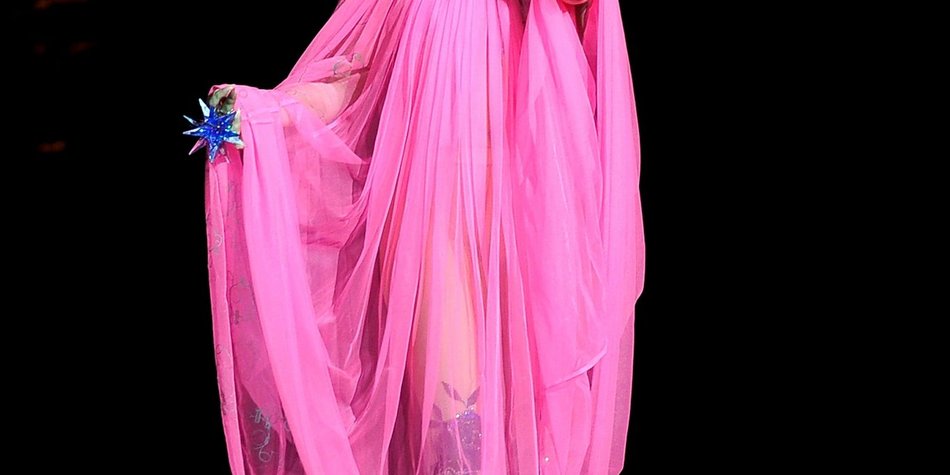 Lady Gaga auf dem Runway von Philip Treacy Lady Gaga auf dem Runway von Philip Treacy