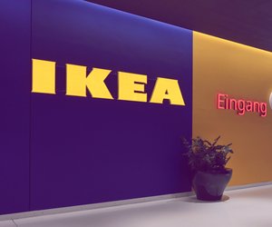 Wie vom teuren Designer: Diese neue Ikea-Vitrine in Dunkelgrau sieht voll teuer aus