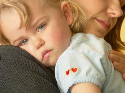 Muskeldystrophie: Kind auf Arm der Mutter