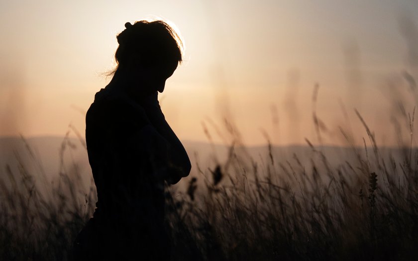Silhouette einer Frau im Gras Silhouette einer Frau im Gras
