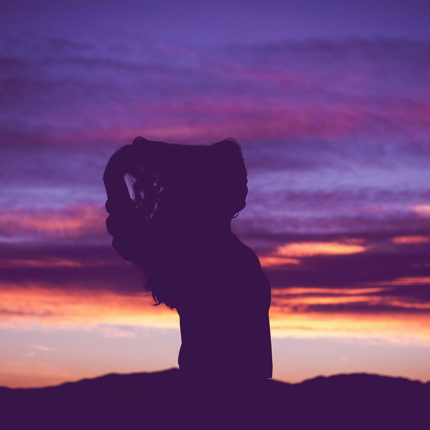 Frau vor buntem Himmel Frau vor buntem Himmel