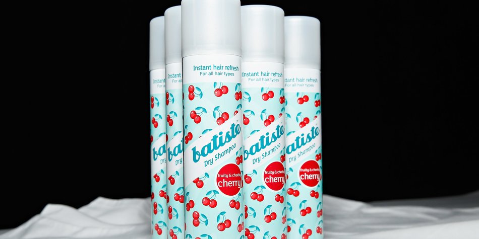 Warum Trockenshampoo Deinen Haaren schaden kann Warum Trockenshampoo Deinen Haaren schaden kann