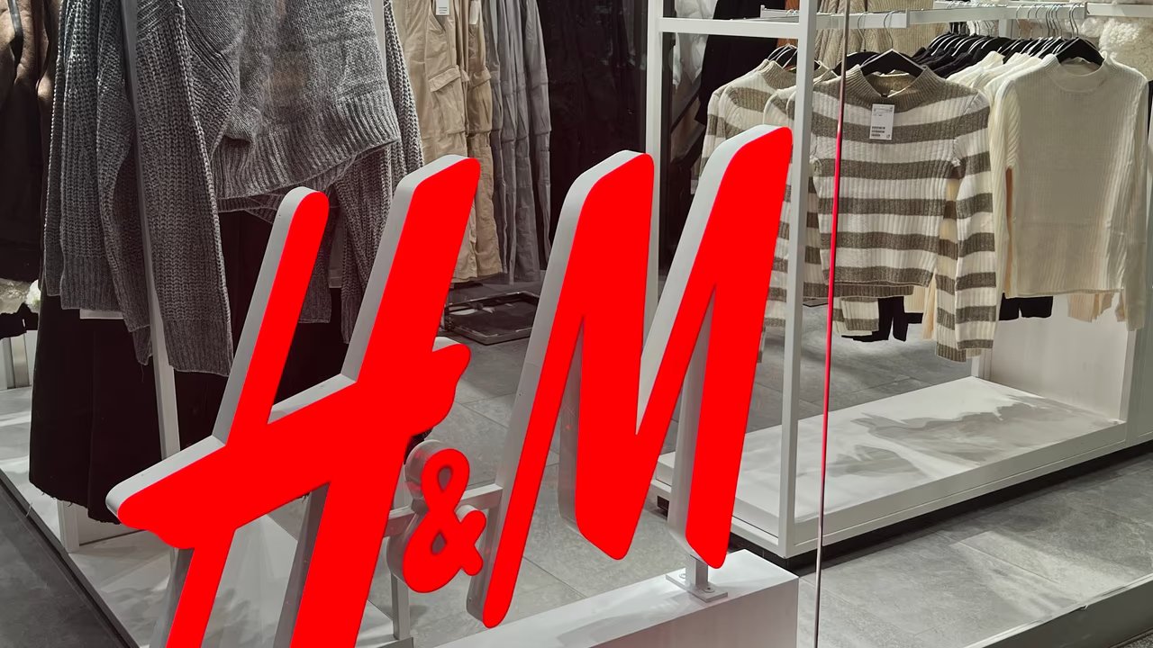 H&M hat eine lockere Leinenbluse im Hermine-Stil im Sortiment.