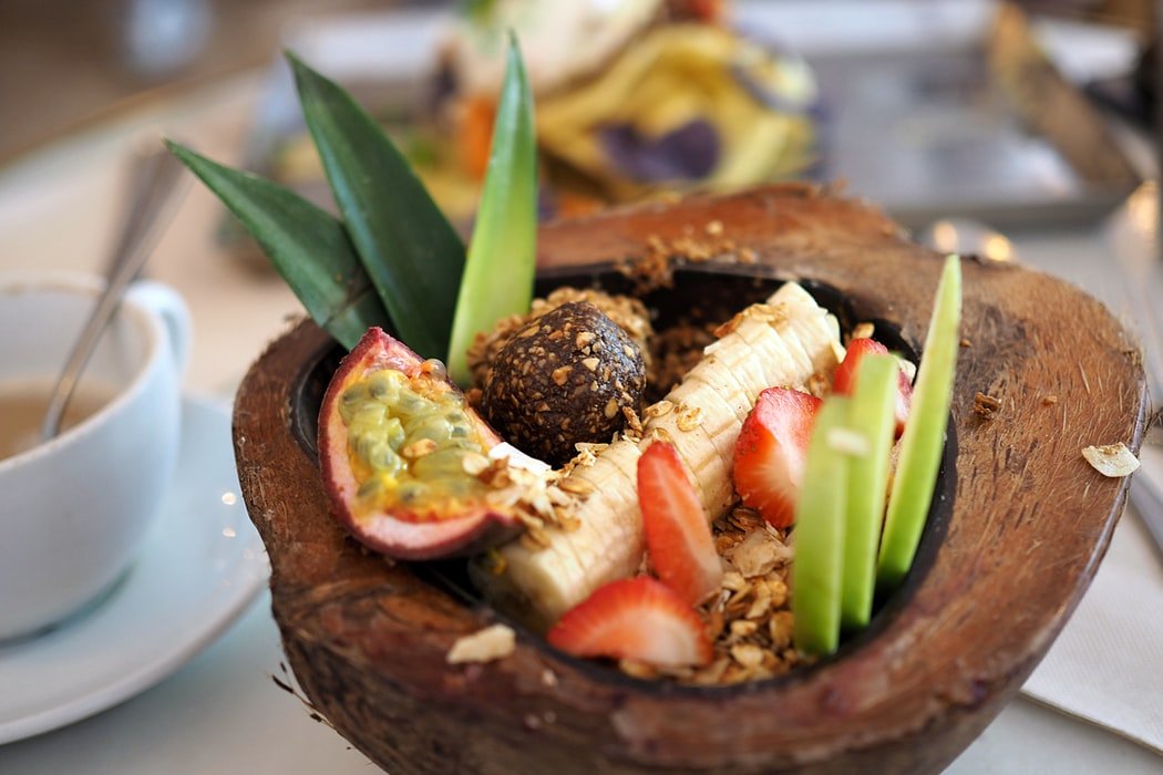 Passionfrucht Bowl in der Kokosnuss Passionfrucht Bowl in der Kokosnuss
