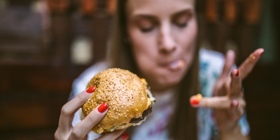 Mit diesen 7 Tricks kannst du deinen Heißhunger stoppen Mit diesen 7 Tricks kannst du deinen Heißhunger stoppen