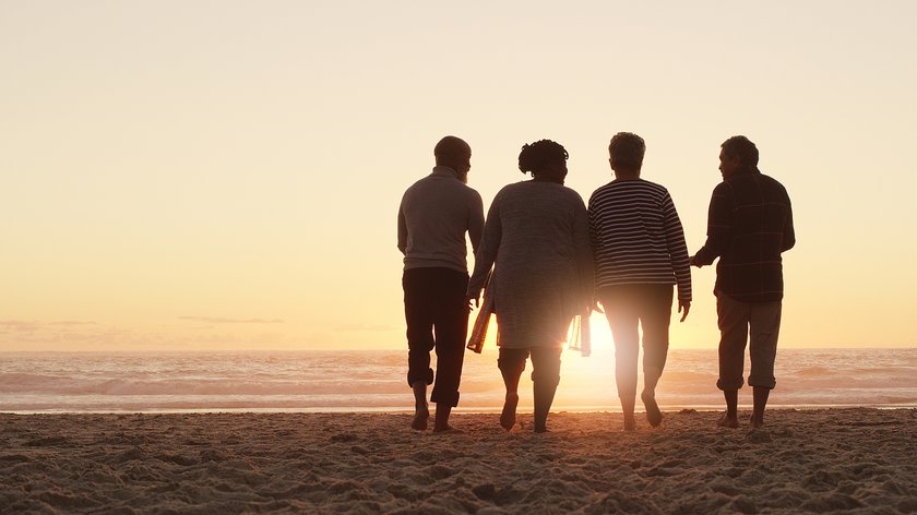 Gruppe von Freunden Silhouetten am Strand Gruppe von Freunden Silhouetten am Strand
