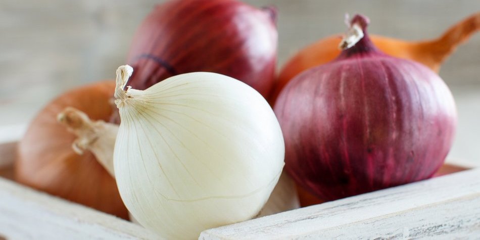 Zwiebeln schneiden: So geht es einfach und ohne Tränen Zwiebeln schneiden: So geht es einfach und ohne Tränen