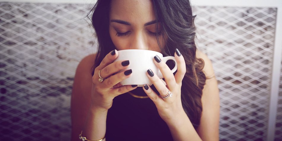 Vergiss rote Nägel: Jetzt lieben wir den Maniküre-Trend „Coffee Nails“ Vergiss rote Nägel: Jetzt lieben wir den Maniküre-Trend „Coffee Nails“