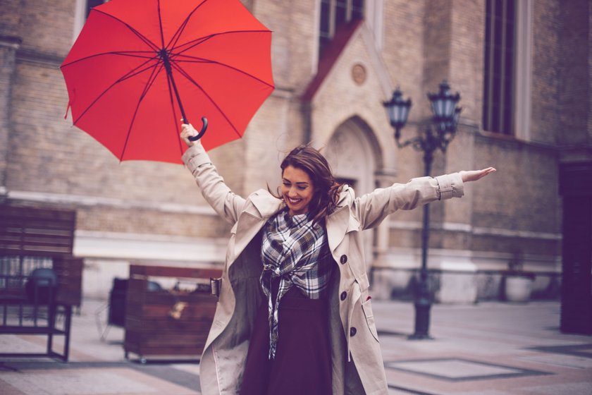 Frau tanzt im Regen Frau tanzt im Regen