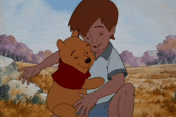 Christopher Robin und Winnie Pooh umarmen sich