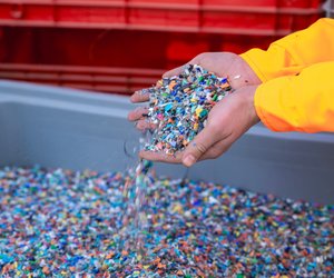 Recyceltes Plastik in der Mode: Wie nachhaltig ist der Trend wirklich?