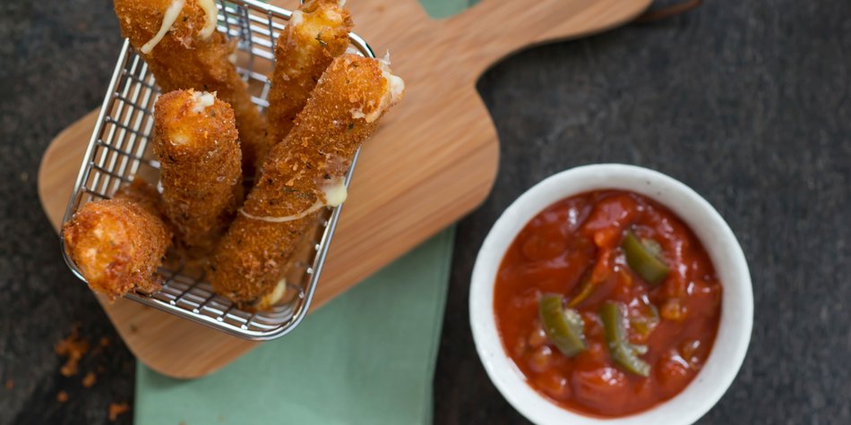 Knusperkäse: Mozzarella-Sticks selber machen Knusperkäse: Mozzarella-Sticks selber machen