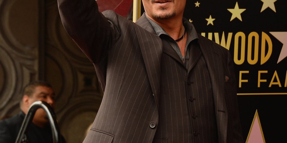 Johnny Depp liefert sich einen erbitterten Streit mit Kollege Brad Pitt Johnny Depp liefert sich einen erbitterten Streit mit Kollege Brad Pitt