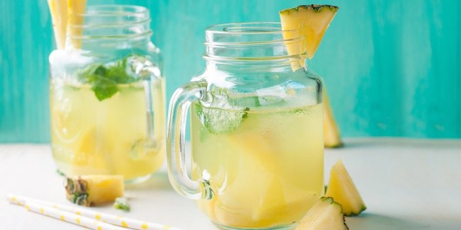 Zwei Gläser mit Ananaswasser