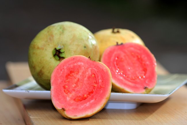 Mit dem schönen rosafarbenen Fruchtfleisch macht die Guave sich gut im Obstsalat!