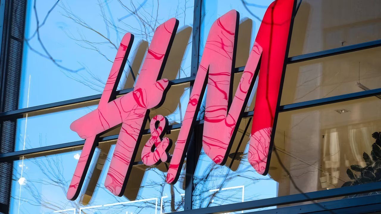 Für Streifenfans bietet H&M Home coole Kissen. Für Streifenfans bietet H&M Home coole Kissen.