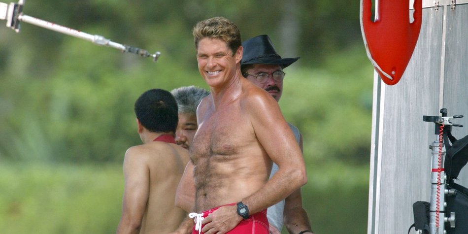 Baywatch: David Hasselhoff zeigt sein Sixpack Baywatch: David Hasselhoff zeigt sein Sixpack