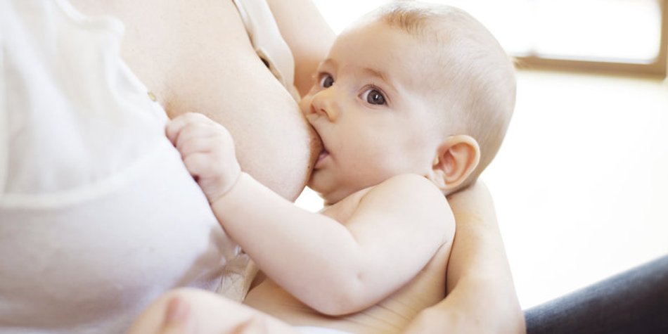 Mutter stillt Sohn ihrer besten Freundin auf Facebook-Foto Mutter stillt Sohn ihrer besten Freundin auf Facebook-Foto