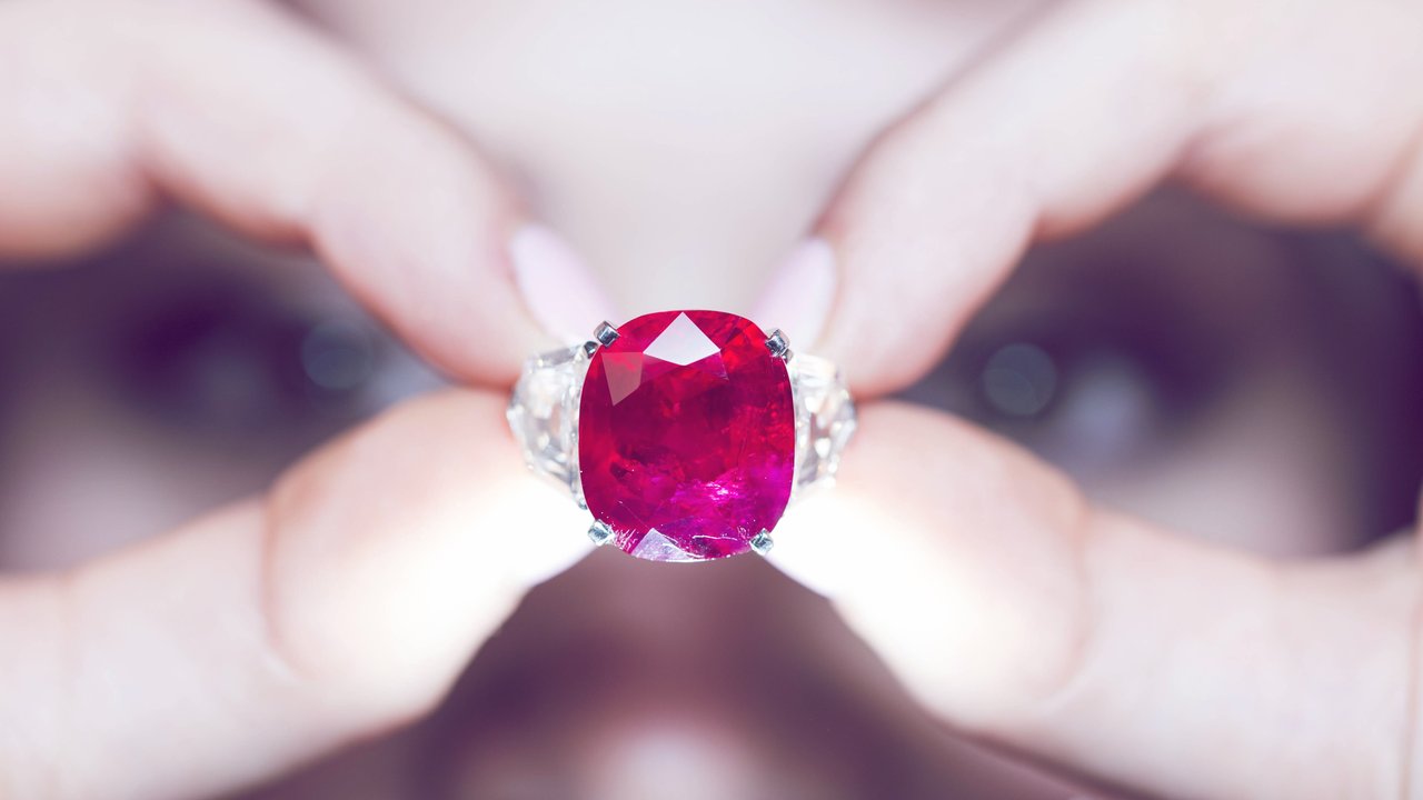. 08/04/2015. London, UK . Sotheby s London. Magnificent Jewels and Noble Jewels Sale Geneva 12th May. Pic Shows A superb and extremely rare The Sunrise Ruby a 25.59-carat Burmese Ruby ring mounted by cartier Est $12,000,000-$18,000,000. PUBLICATIONxINxGERxSUIxAUTxHUNxONLY xi-Imagesx IIM-9999-0004

08 04 2015 London UK Sotheby S London Magnificent Jewels and noble Jewels Sale Geneva 12th May Pic Shows a Superb and Extremely Rare The Sunrise Ruby a 25 59 Carat Burmese Ruby Ring Mounted by Cartier Est $ 12 000 000  000 000 PUBLICATIONxINxGERxSUIxAUTxHUNxONLY Xi  iim 9999