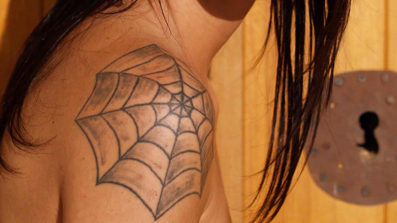 Spinnennetz-Tattoo