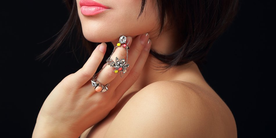 Jetzt tragen wir Schmuck auf den Fingernägeln Jetzt tragen wir Schmuck auf den Fingernägeln