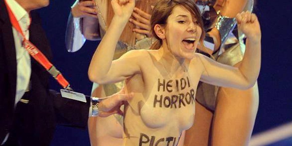 GNTM: Nacktprotest und Facebook-Lästereien GNTM: Nacktprotest und Facebook-Lästereien