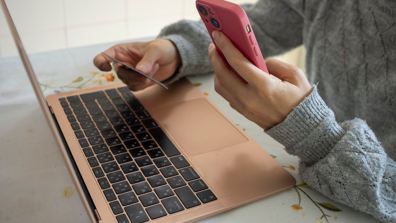 Mit PayPal kannst du Online-Einkäufe bezahlen. Mit PayPal kannst du Online-Einkäufe bezahlen.