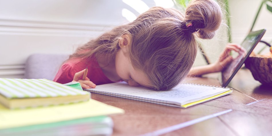 Schulstress: So erkennst du, wenn es deinem Kind zu viel wird Schulstress: So erkennst du, wenn es deinem Kind zu viel wird