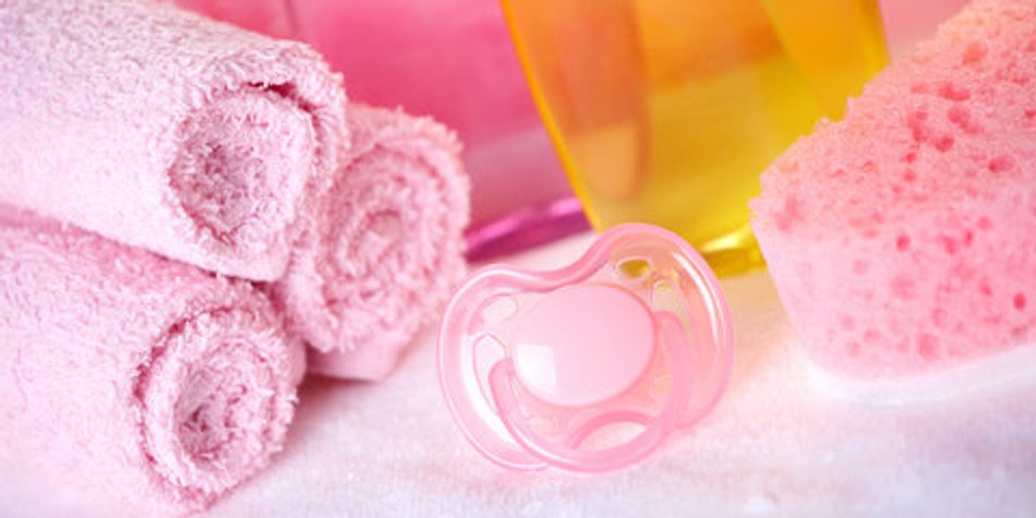 Sanfte Reinigung von Babys Augen, Nase und Ohr Sanfte Reinigung von Babys Augen, Nase und Ohr