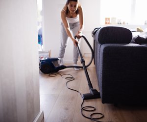 Mit diesem Trick verschwindet Staub von deinen Fußleisten (und kommt auch nicht so schnell wieder)