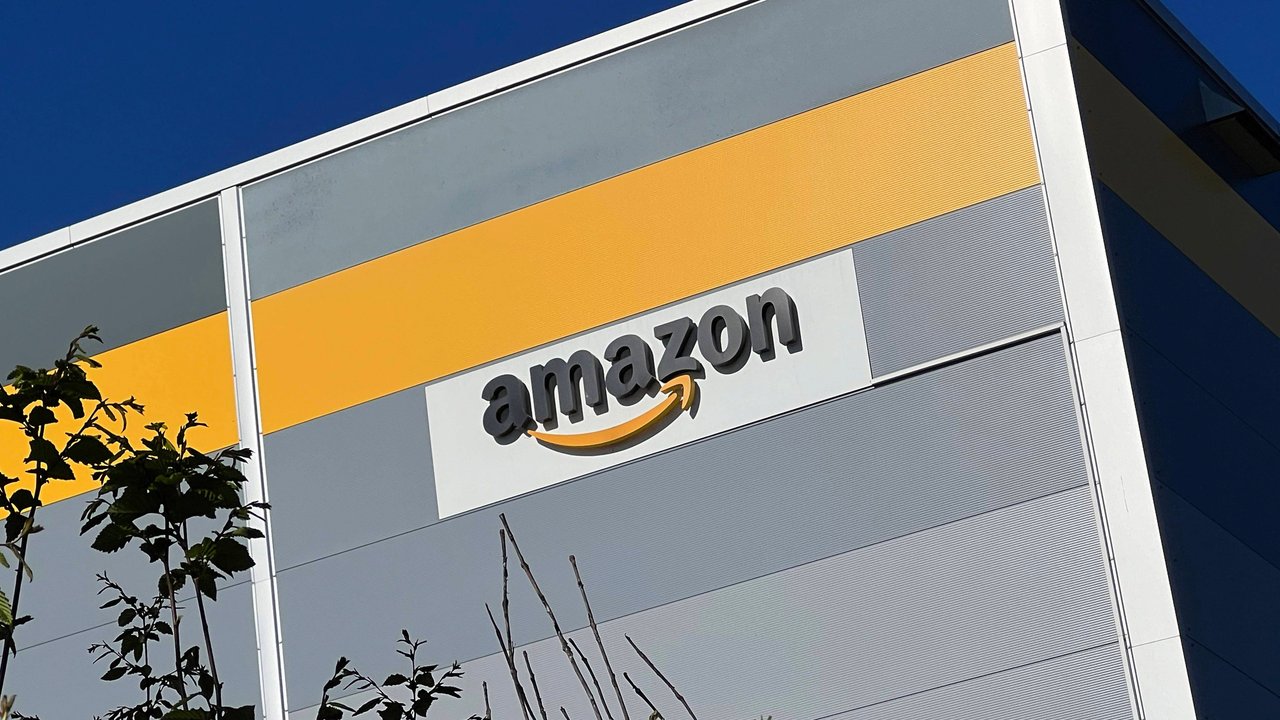 Bei Amazon gibt es einen tollen Retro-Drehsessel. Bei Amazon gibt es einen tollen Retro-Drehsessel.