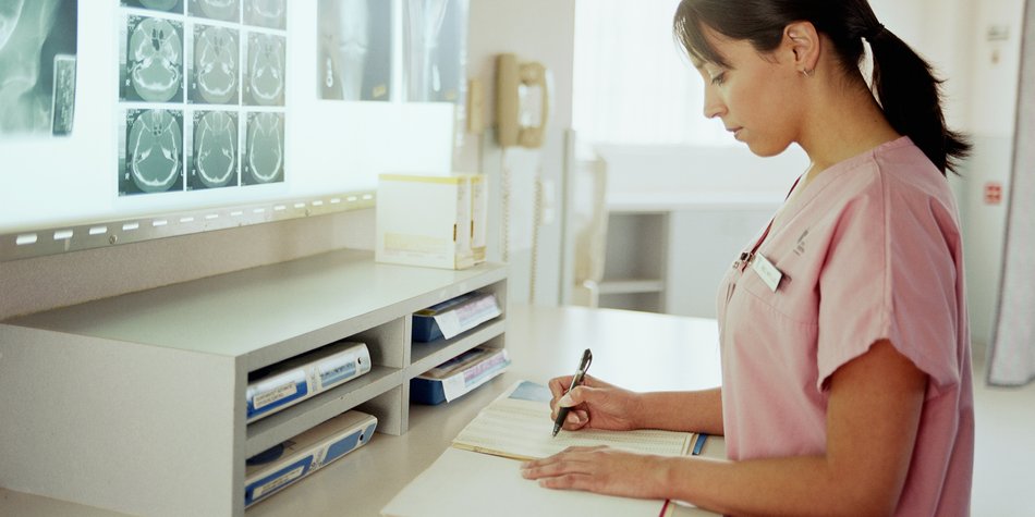 Arbeit als Krankenschwester: So viele Kalorien verbrauchst du dabei Arbeit als Krankenschwester: So viele Kalorien verbrauchst du dabei