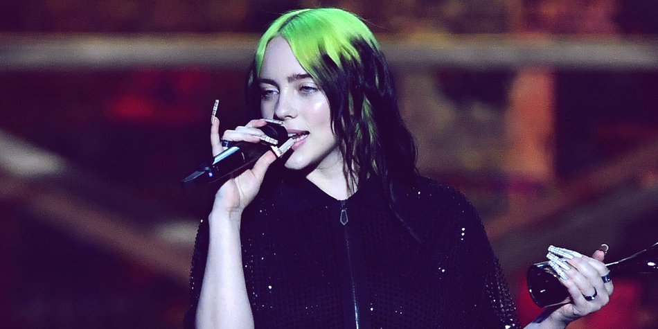 Billie Eilish zeigt sich in engem Tanktop & kurzer Hose – und erntet dafür erneut Kritik Billie Eilish zeigt sich in engem Tanktop & kurzer Hose – und erntet dafür erneut Kritik
