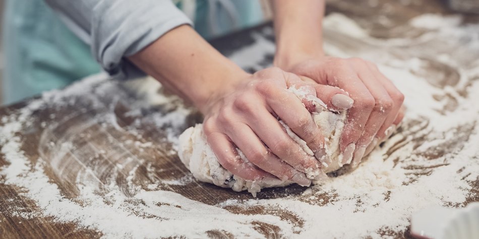 Backen ohne Waage: So wiegst du richtig mit Tasse oder Löffel Backen ohne Waage: So wiegst du richtig mit Tasse oder Löffel