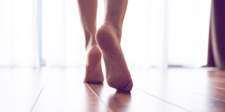 Schrunden behandeln: So pflegst du rissige Fersen richtig Schrunden behandeln: So pflegst du rissige Fersen richtig