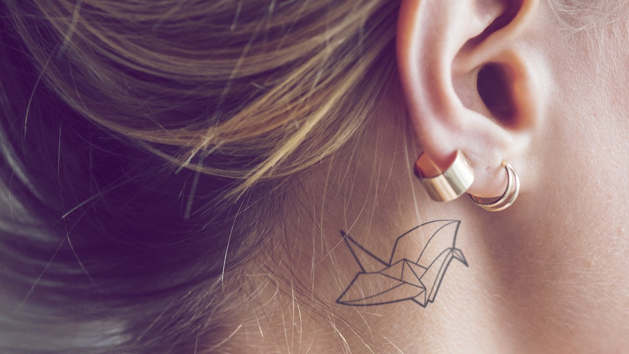Tattoo hinterm Ohr: Das sind die beliebtesten Motive