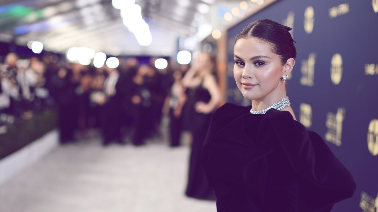 Sleek Bun Selena Gomez