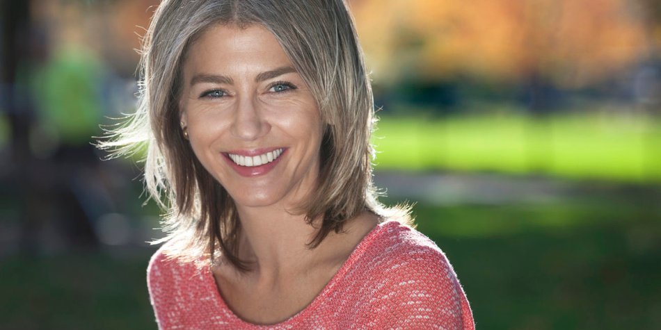 Warum werden Haare grau? 7 Fakten zum Ergrauen Warum werden Haare grau? 7 Fakten zum Ergrauen