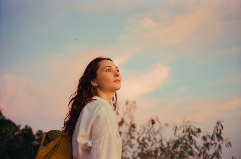 Frau schaut in den Sonnenuntergang Frau schaut in den Sonnenuntergang