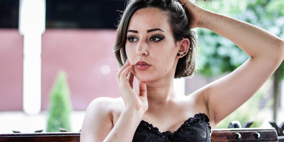 Frau besiegte ihre Migräne mit einem Piercing Frau besiegte ihre Migräne mit einem Piercing
